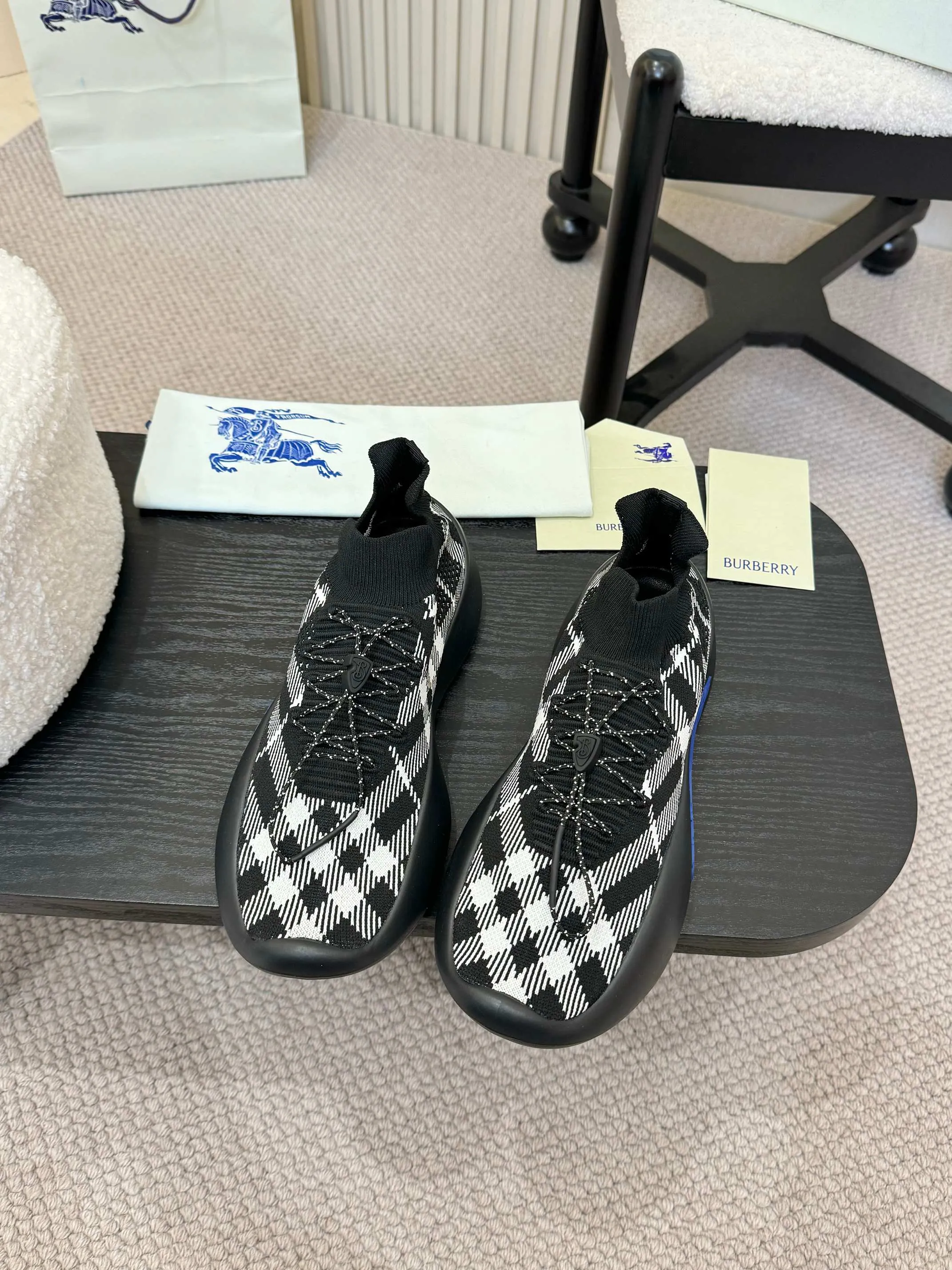 Men's men's shoes💰680 Burberry's 2025 hot model is released, ultra-light socks and shoes, versatile, decorated with worsted Burberry plaid pattern. Featuring a mesh lining and checkered laces, the rubber sole features the archive Burberry monogram. From Burberry's iconic collection, these wardrobe staples are interpreted with the brand's signature style.   ✅Fabric: classic cotton fly ✅Lining: silk cowhide lining ✅Outsole: ultra-light rubber foam sole ✅Color: black, original packaging ✅Code number: men's 39-46 (39,46 customized)
